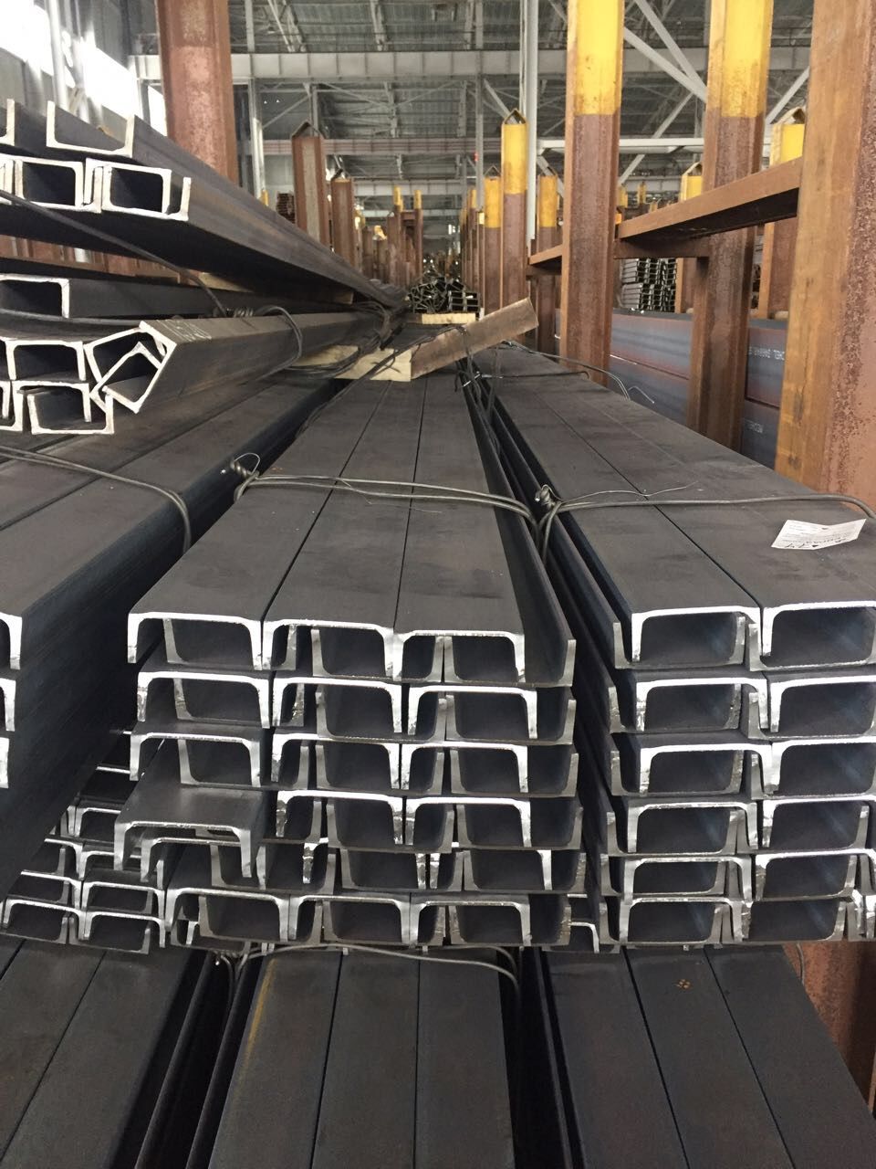 Швеллер стальной гнутый равнополочный 100x50x50x3 мм 09Г2С ГОСТ 8278-83 фото